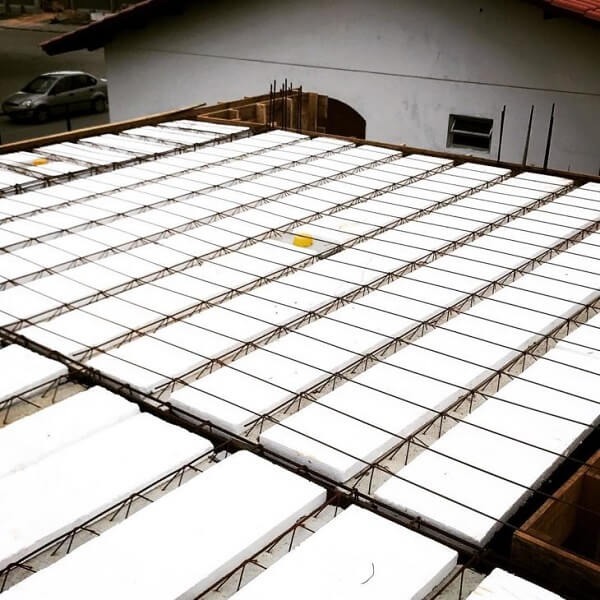Montagem de placas de isopor EPS de alta densidade em laje residencial